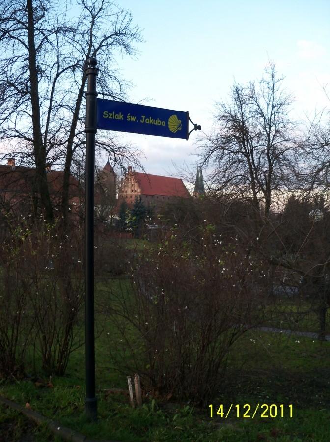 TABLICZKA KIERUNKOWA SZLAKU ŚW. JAKUBA