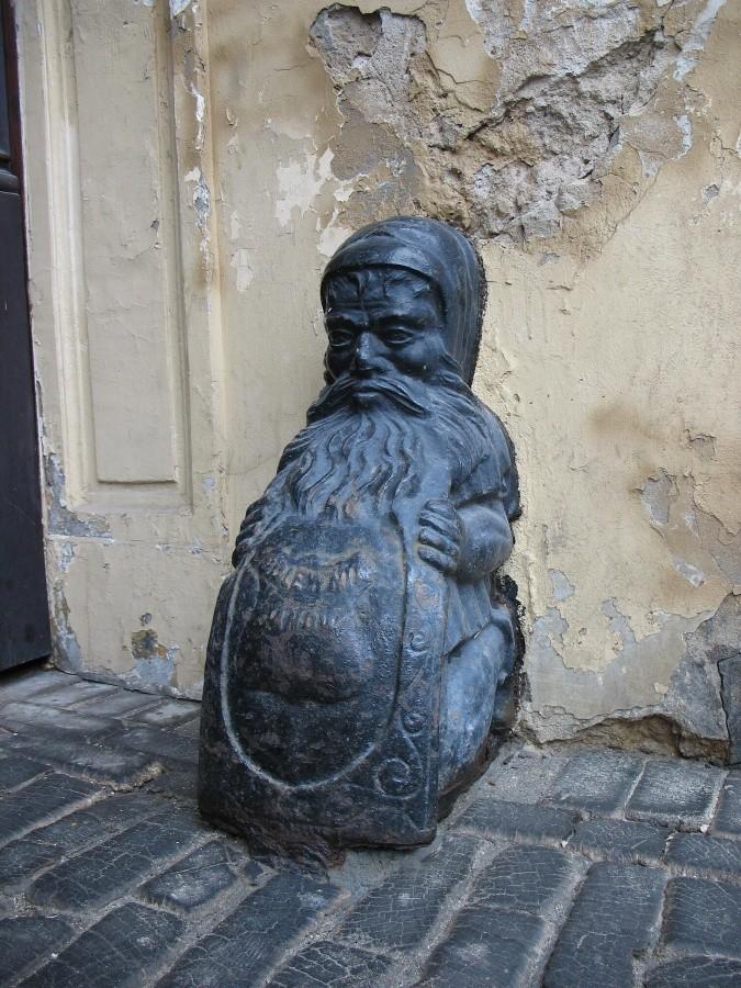 Odbój bramowy i drewniana kostka brukowa