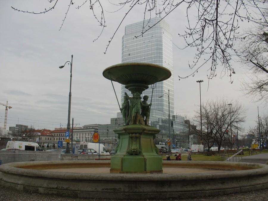 Fontanna przed kinem Muranów