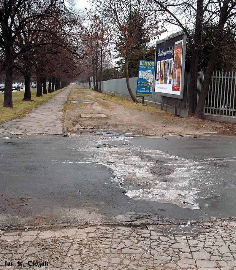 Zamarzło się kałużom