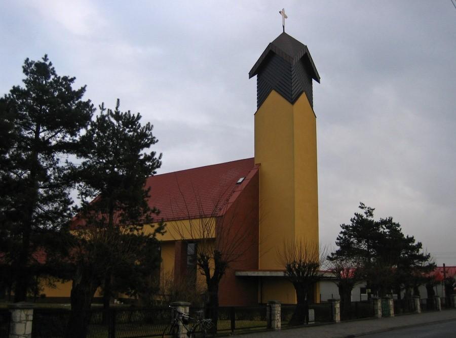Budujący się kościół pod wezwaniem Matki Bożej Nieustającej Pomocy i św. Rozalii w Chorzowie Maciejkowicach