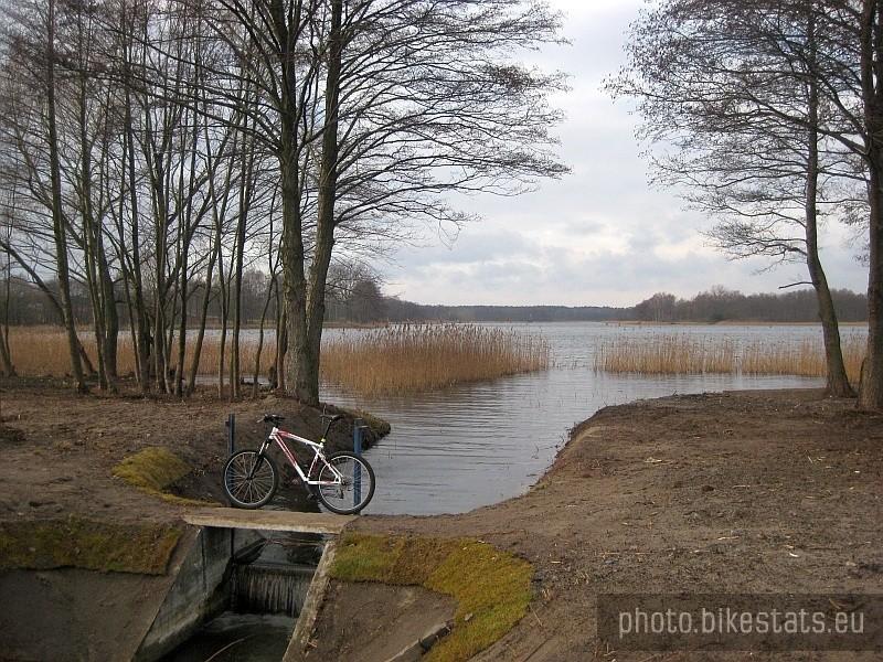 Przystanek nad Jeziorem Jerzyńskim w Złotniczkach.