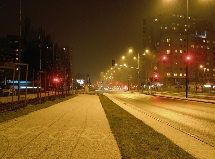 Ursynów - zaśnieżona ścieżka rowerowa wzdłuż KEN