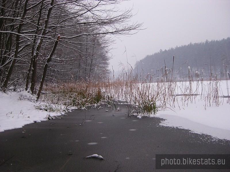 Jezioro Czarne skute lodem