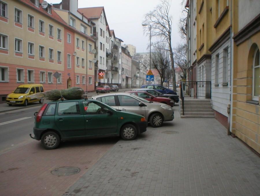 BLOKUJĄCE CHODNIK BLACHOSMRODY