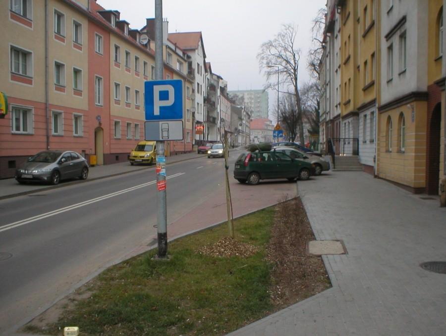 ZNAK POKAZUJE WYRAŹNIE JAK TRZEBA PARKOWAĆ