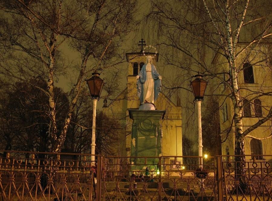 Figura NMP przed kościołem św. Katarzyny