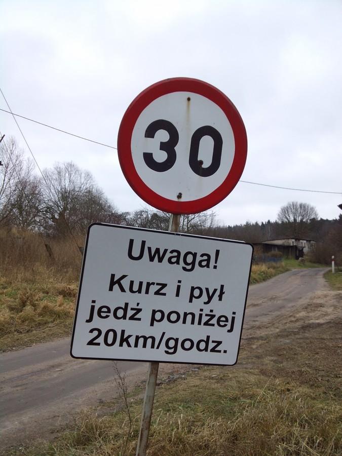 To z myślą o mieszkańcach domu.Droga biegnie tam tuż za ich progiem.