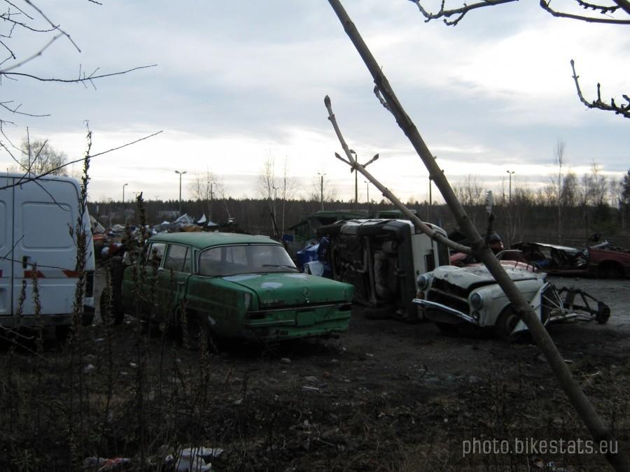 Mercedes W110 wersja 200D na złomowisku