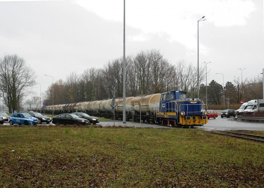 Jadą cysterny z paliwem lotniczym