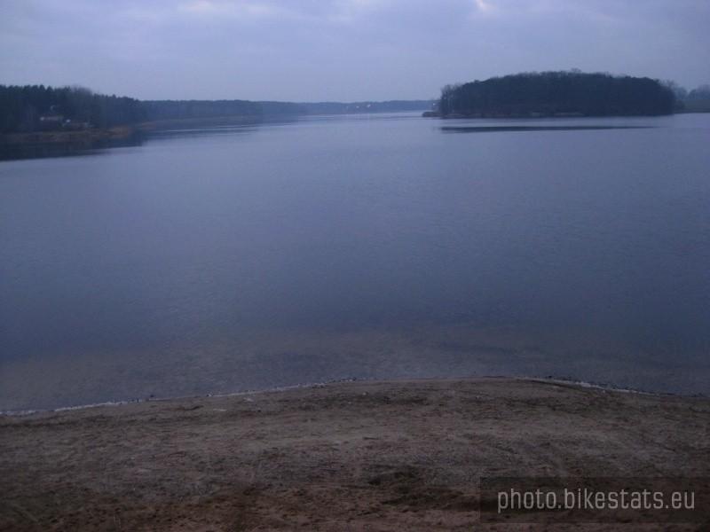 Widok na Jezioro Kowalskie ze skarpy w Jerzykowie