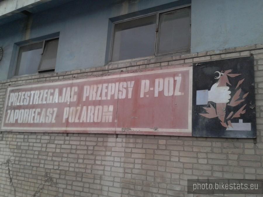 Podpatrzone na ścianie starej fabryki