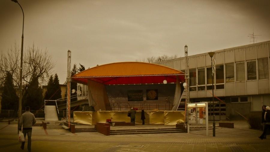 Przygotowana scena na noc sylwestrową pod UM