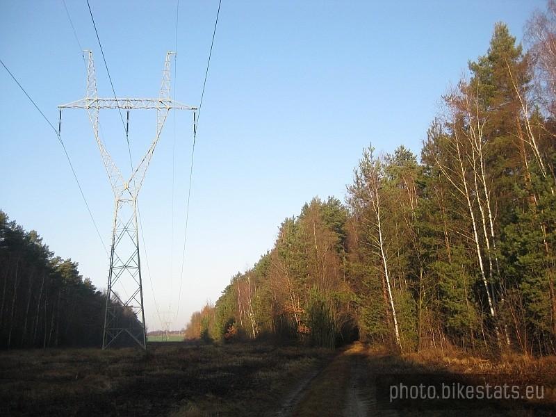 Linia wysokiego napięcia biegnąca przez Wierzonkę