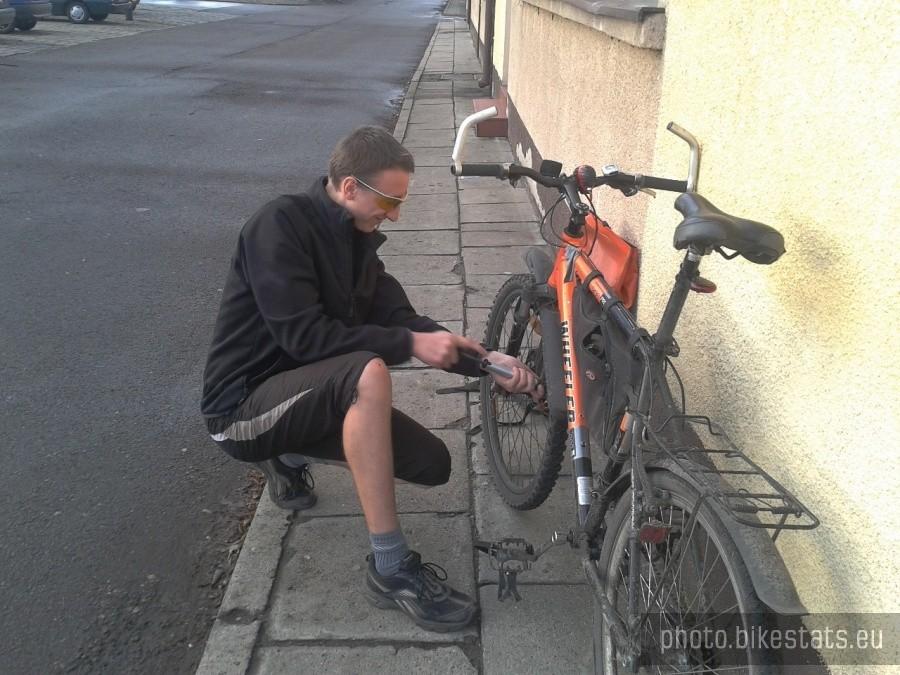 Poczuł wiosnę w styczniu, lecz dla pewności rozgrzewa się pompując koła? :)