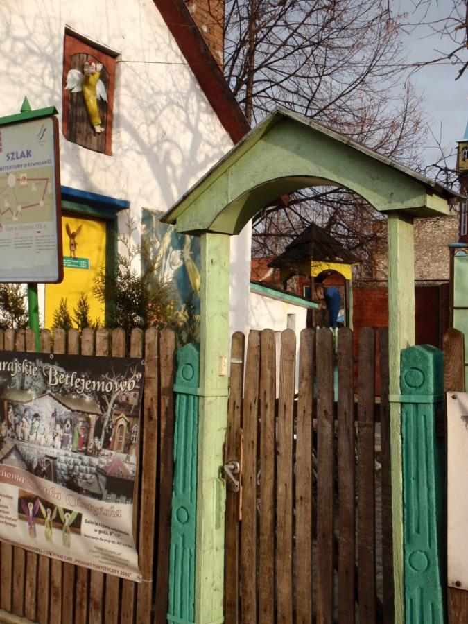 Furtka na podwórze Jana Wiewióra - twórcy Olsztyńskiej Szopki.