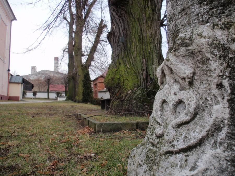 Herb Odrowąż przy kościele w Olsztynie