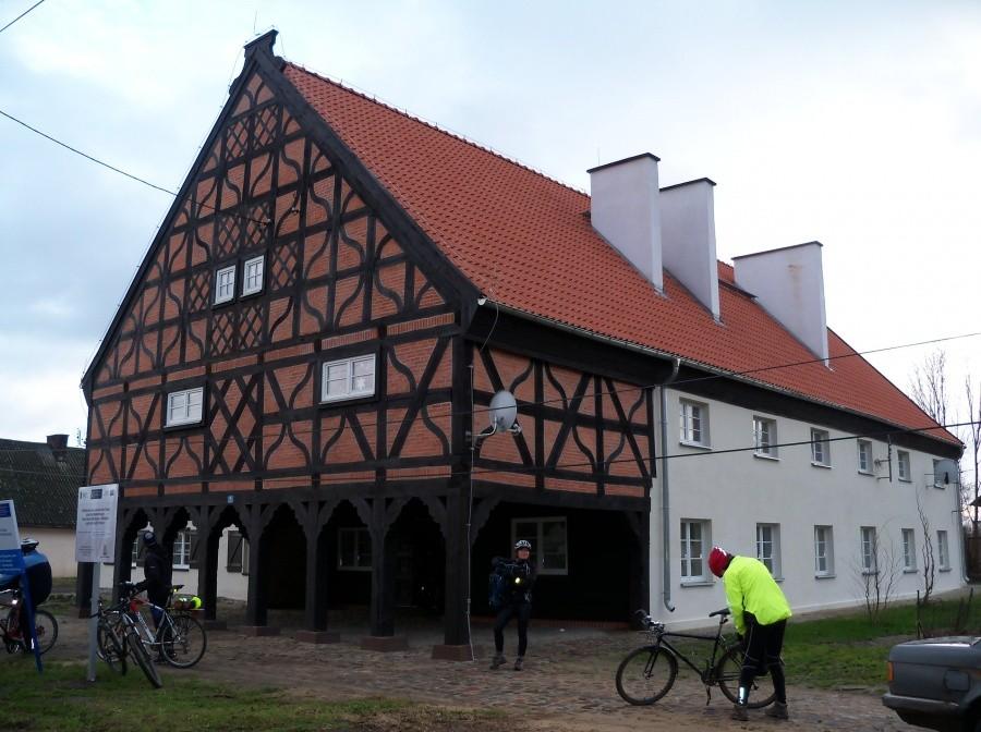 MIŁOCIN-ODNOWIONY DOM PODCIENIOWY