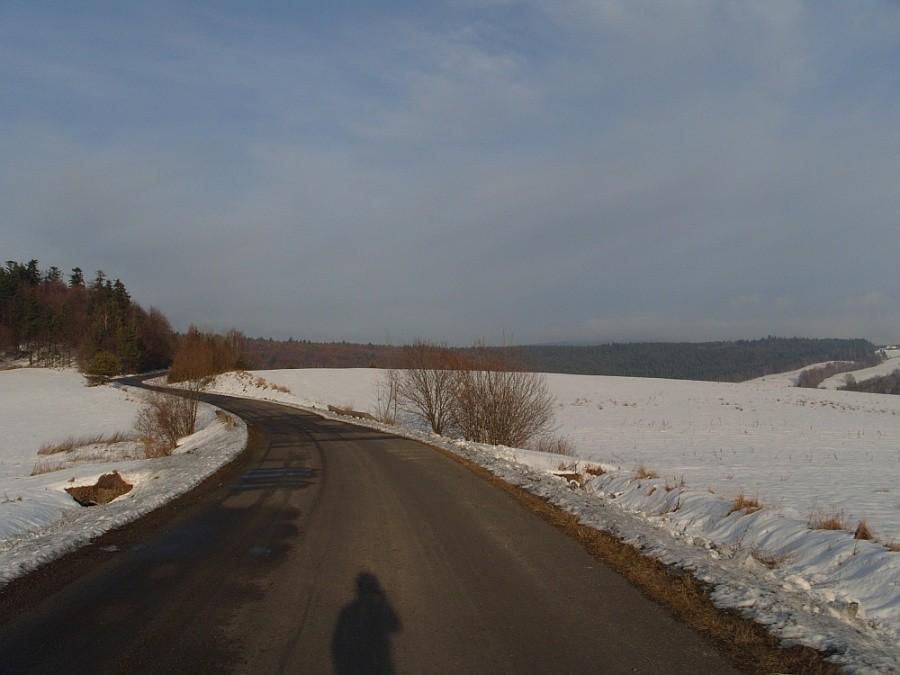 Wysuszony asfalcik z pasmem Magury Małastowskiej w tle