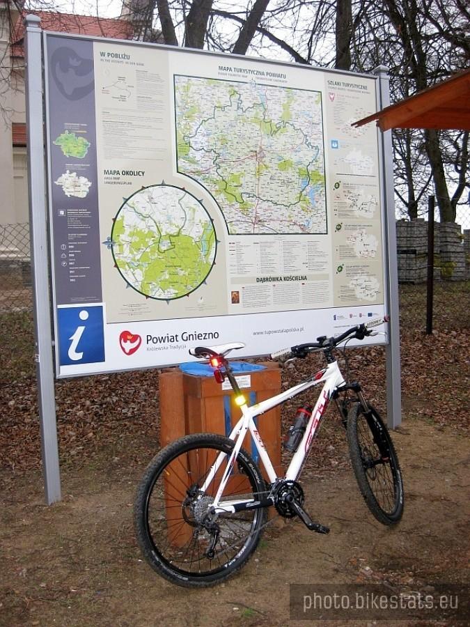 przy tablicy informacyjnej w Dąbrówce Kościelnej