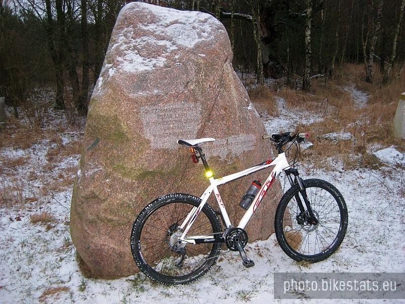 Dziewicza Góra - pamiątkowy głaz w miejscu wielkiego pożaru lasu z 1992r.
