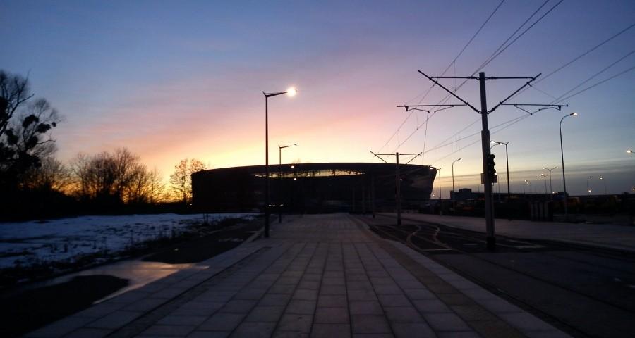stadion na tle zachodzącego słońca
