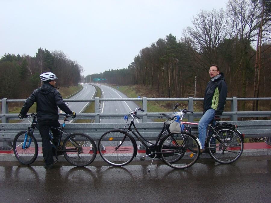 Rower nade wszystko. Autostrada pod nami a my nad autostradą.