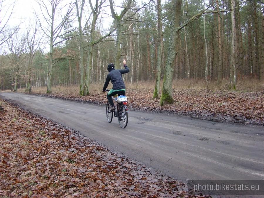 I tak oto mój rower odjeżdża w siną dal. Dobrze uciekinier zostawił swój..