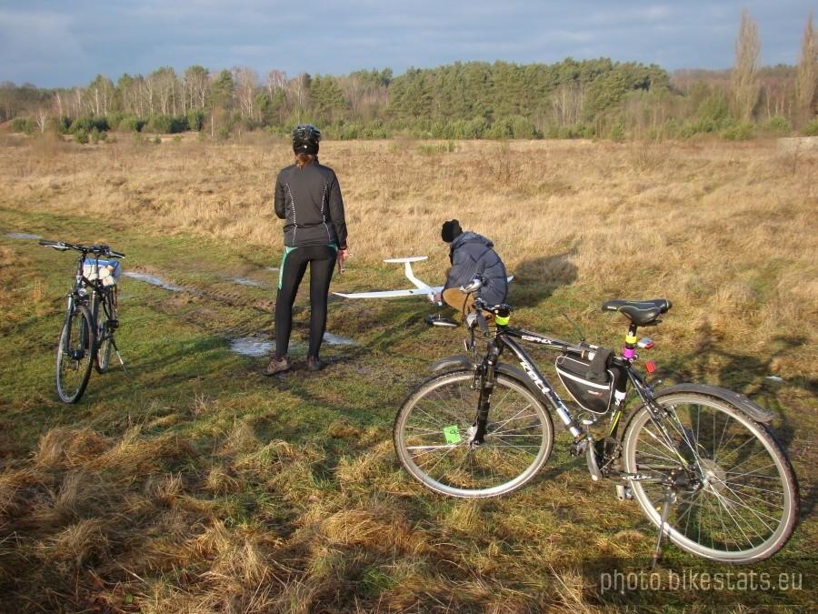 Kobieca ciekawość ,ma rower to jeszcze ma chęć na samolot.