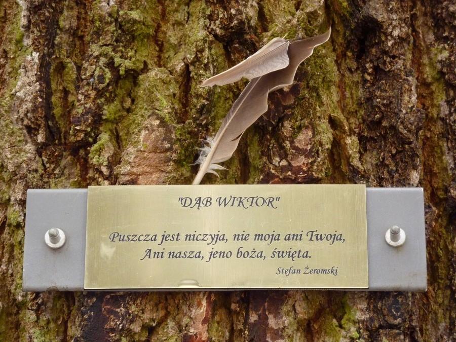 Tabliczka zamieszczona przez ostatniego mieszkańca zlikwidowanej wsi