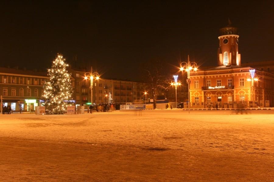 Plac Biegańskiego z ratuszem w tle.