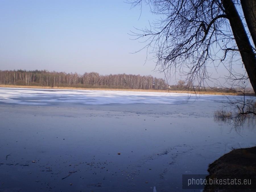 Zamarzające jezioro