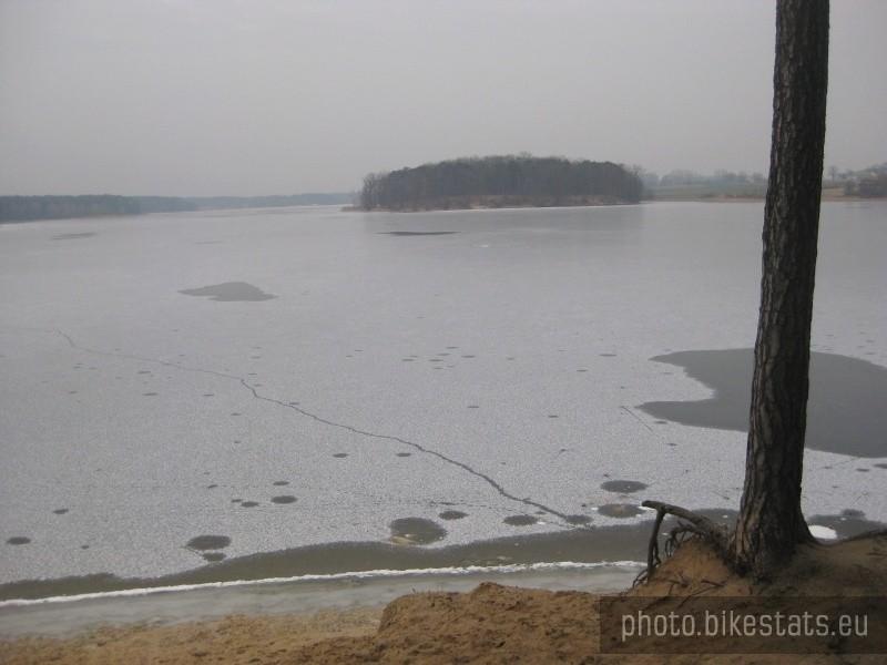 Jezioro Kowalskie także poddało się mrozu.