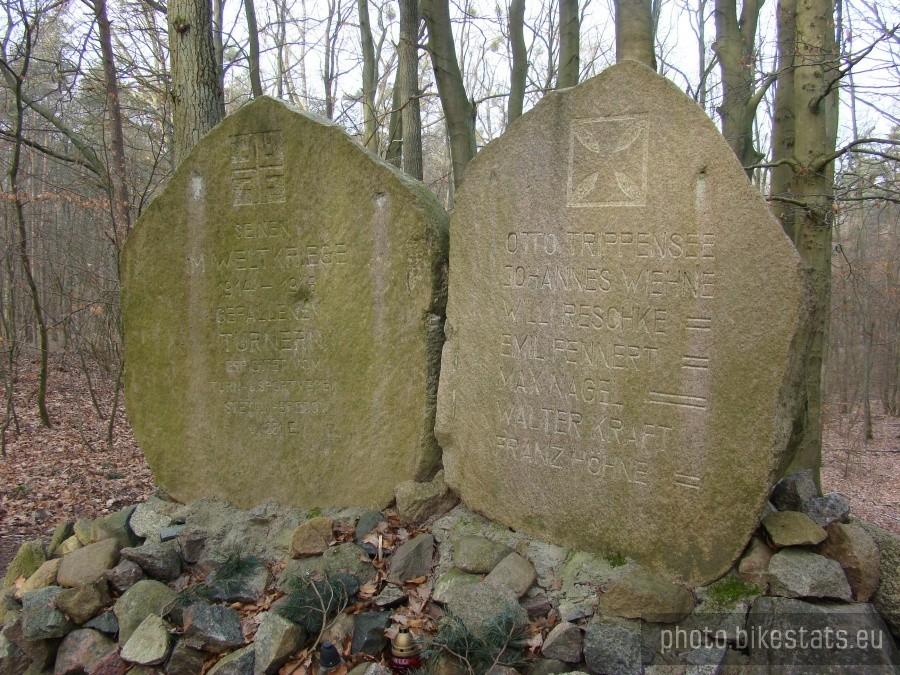 Obelisk w środku lasu - nasi przewodnicy znaja duzo ciekawych miejsc.