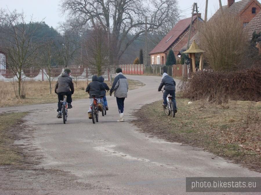Przyszłe pokolonie rowerzystów też trenują mimo zimy.