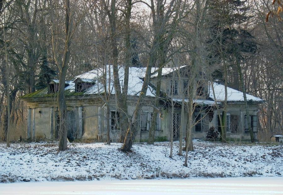 Zruinowany dworek na Wyczółkach