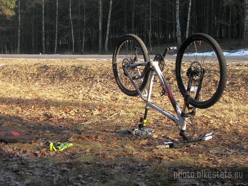 nienaturalna pozycja roweru - oby jak najrzadziej