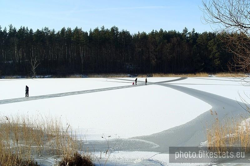 Dzisiaj na tafli Jeziora Lubiszewskiego można było spotkać łyżwiarzy, zwolenników sanek, spacerowiczów oraz…..