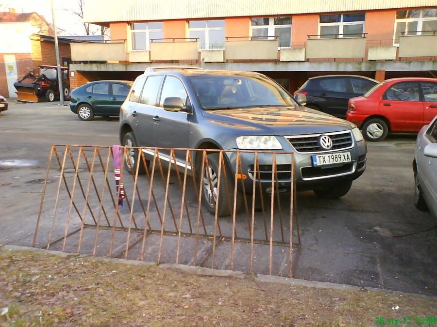 "Turysta" z Bułgarii był łaskaw zaparkować... a przecież mógł na środku drogi ;)