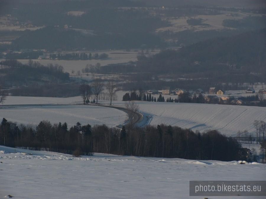 Rzut oka na serpentynkę ze Zborowic (widok z Sędziszowej)