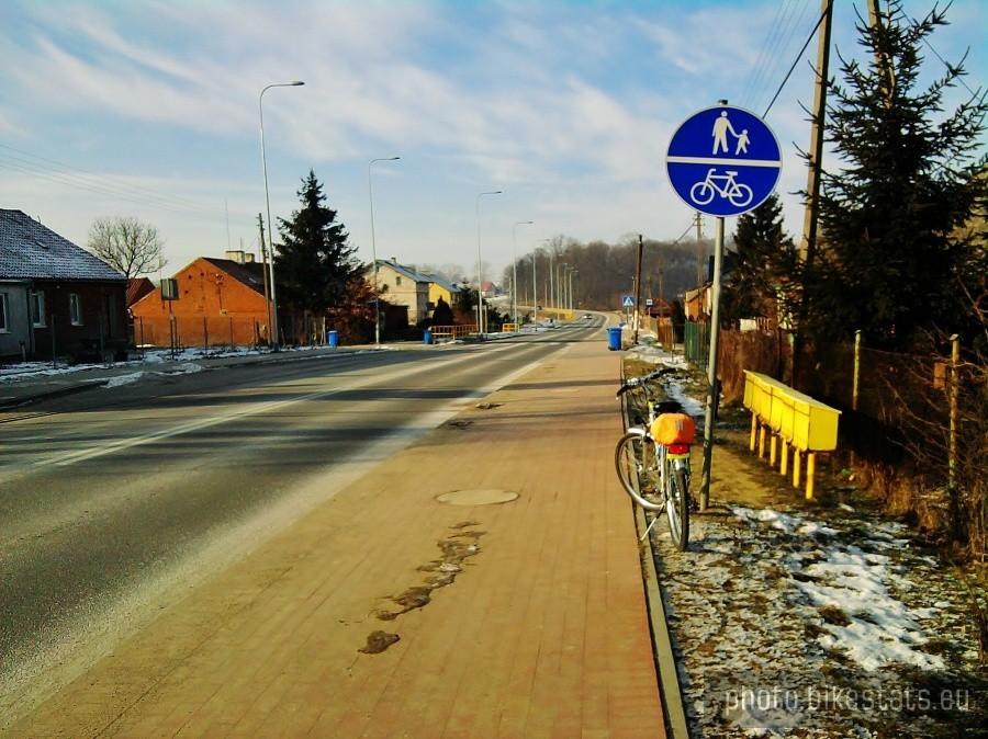 Na ścieżce rowerowej.