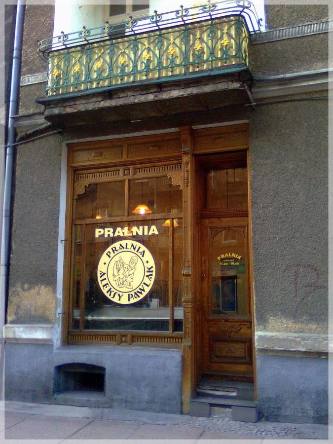 Zabytkowa witryna sklepowa. Pralnia pana Aleksego Pawlaka.