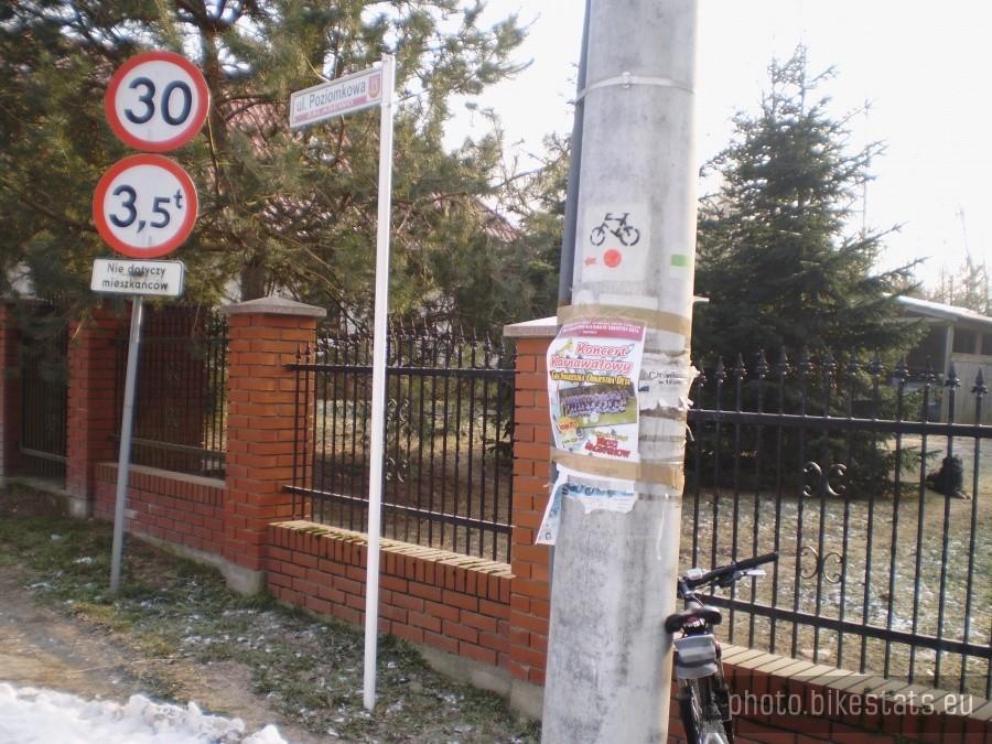 Koniec czerwonego szlaku przy zbiegu ulic Poziomkowej i Przybylskiego