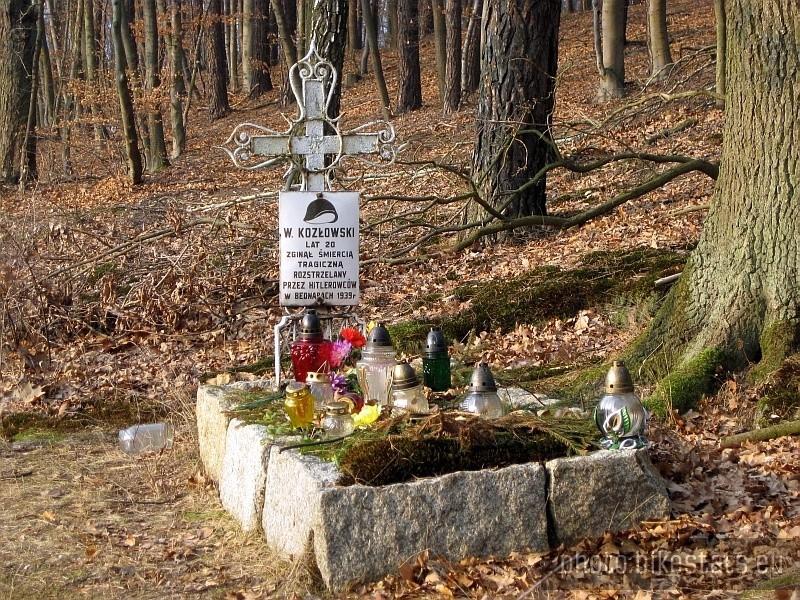 Grób żołnierza nad stawami w Wierzonce