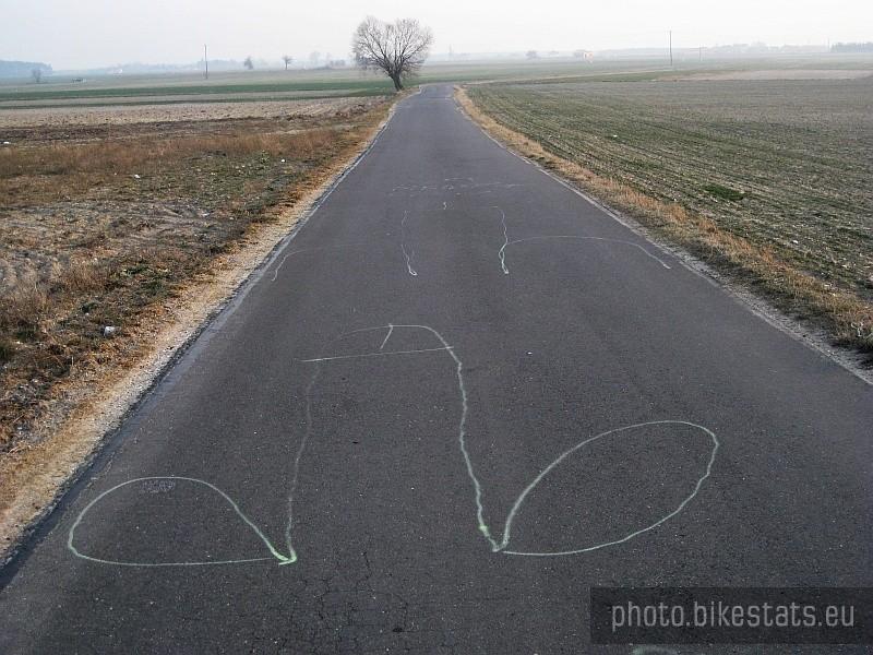 a po drodze takie oto znaki poziome :-)