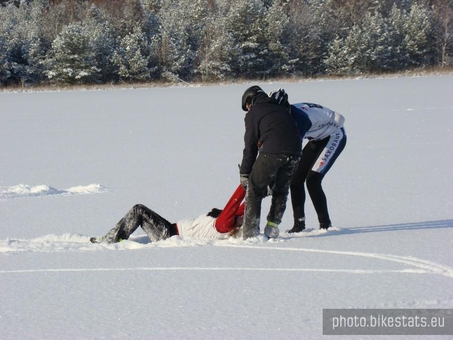 Czyszczenie tafli lodu przy uzyciu ........ Basi.