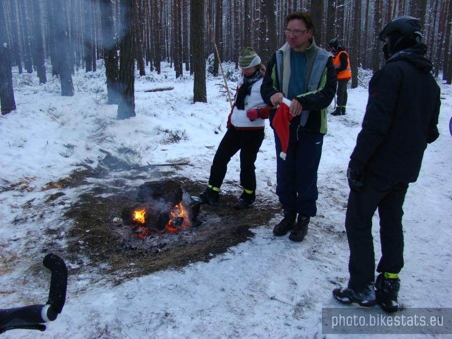 Dobrzy ludzie zostawili dla nas, zmarznietych, ognisko żebyśmy odtajali.