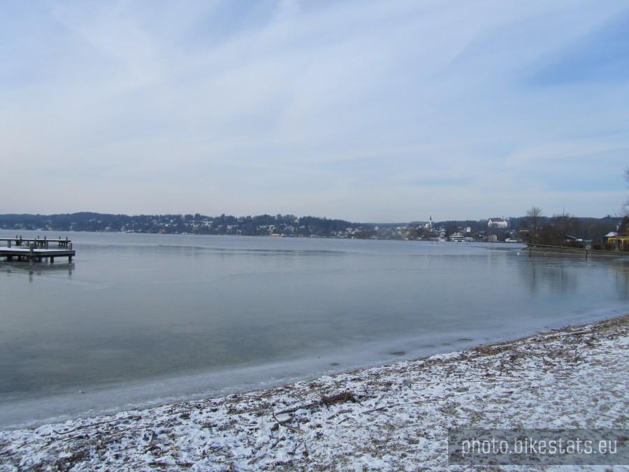 Widok na polnocny brzeg jezioro i miasto Starnberg