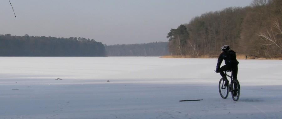 W sobotę były łyżwy, a w niedzielę rower - w obu przypadkach na jeziorze :)
