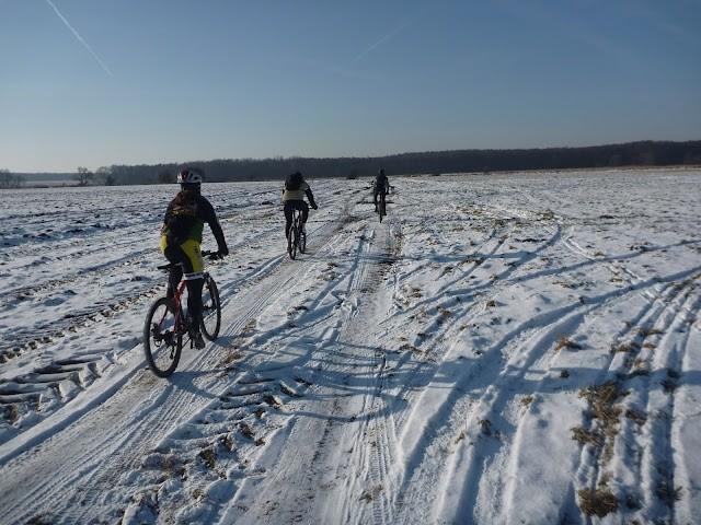 Jadą trzej jeźdźcy, jadą. Czwarty robi fotę.